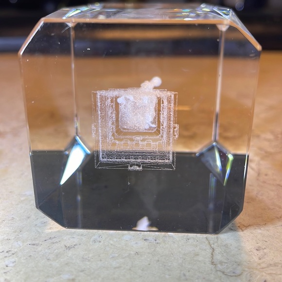 Crystal statue of liberty paperweight - Picture 7 of 11